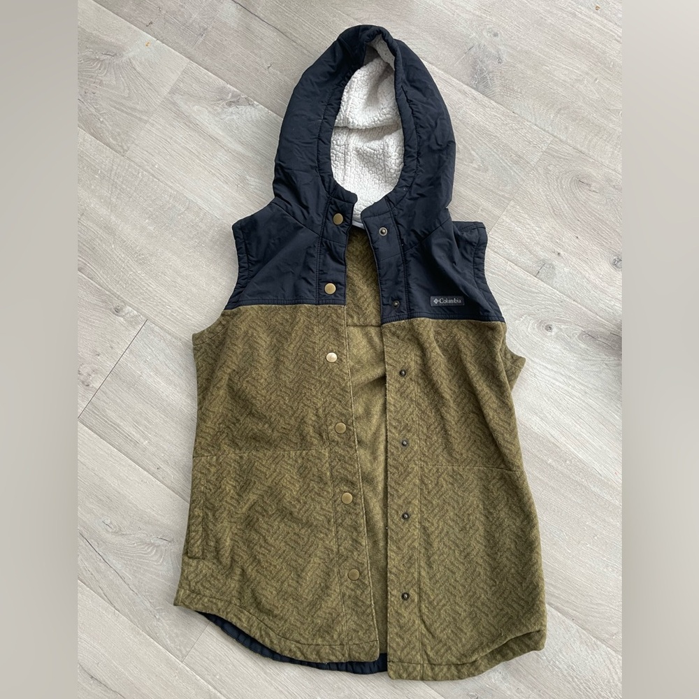 Columbia Overlay Fleece Vest in Olive Green and Black